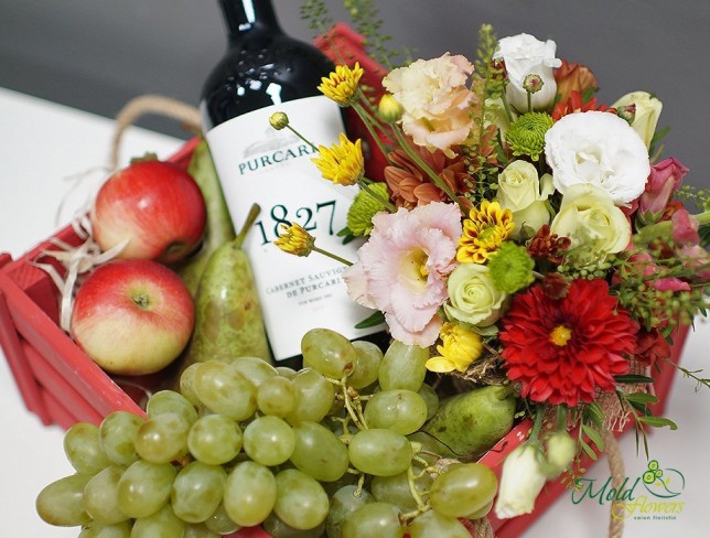Compoziție din fructe cu flori și vin roșu foto